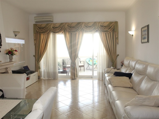 Apartamento de 3 dormitorios, con ascensor y garaje, en Lagos, Algarve