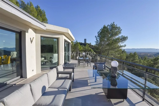 Smuk moderne villa med panoramaudsigt