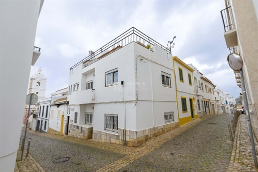 Building With Two T1 Apartments In The Historic Center Of Lagos