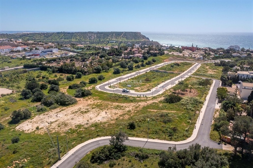 Terrain urbain à vendre, avec un projet approuvé d’une villa, à Praia da Luz