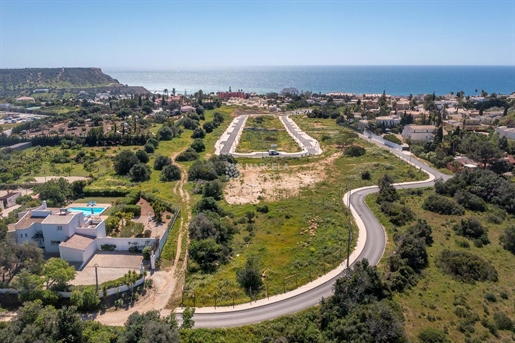 Terrain urbain à vendre, avec un projet approuvé d’une villa, à Praia da Luz