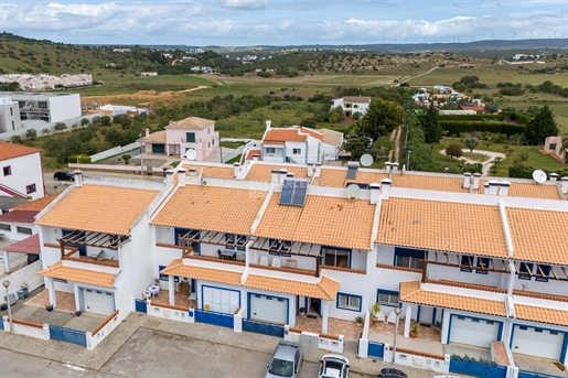 3 Bedroom Townhouse With Garage And Patio In Burgau, Luz