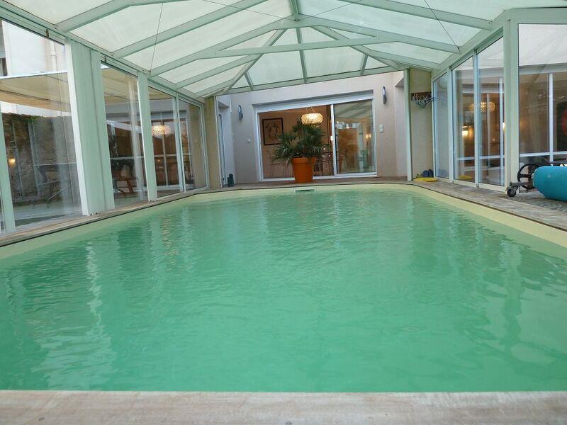 Superbe Maison de Centre Ville à la Roche sur Yon avec Piscine Interieure et 2 Garages