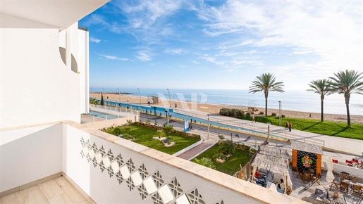 Продается отремонтированная 2-комнатная квартира в Куартейре, с панорамным видом на море