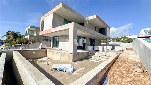 Contemporary villa with 3 bedrooms, under construction in Albufeira Marina
