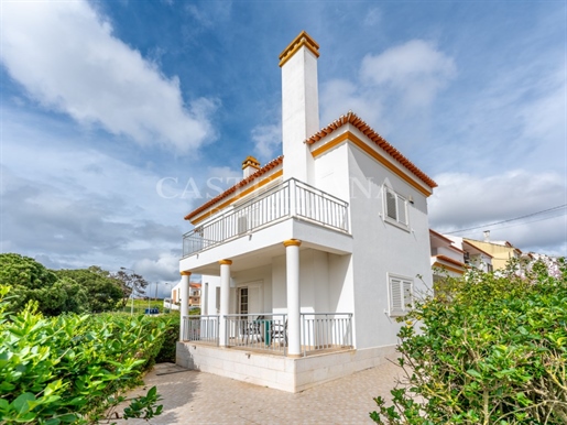 3 bedroom villa just a few minutes from the beach, located in Charneca da Caparica