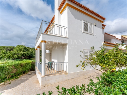 3 bedroom villa just a few minutes from the beach, located in Charneca da Caparica