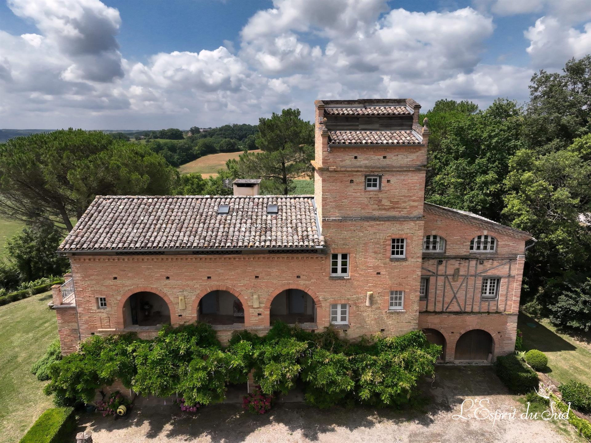 A unique property with Tuscan accents on approx 5ha
