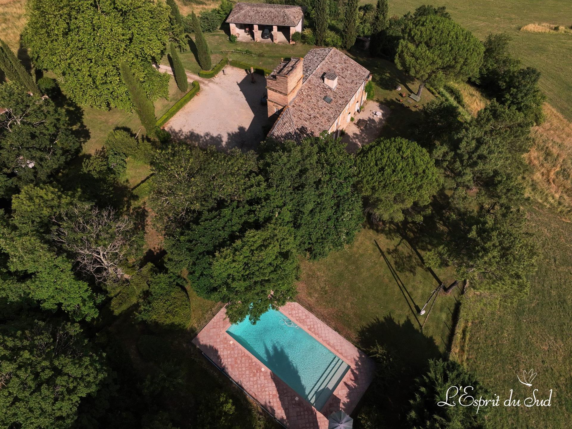 A unique property with Tuscan accents on approx 5ha