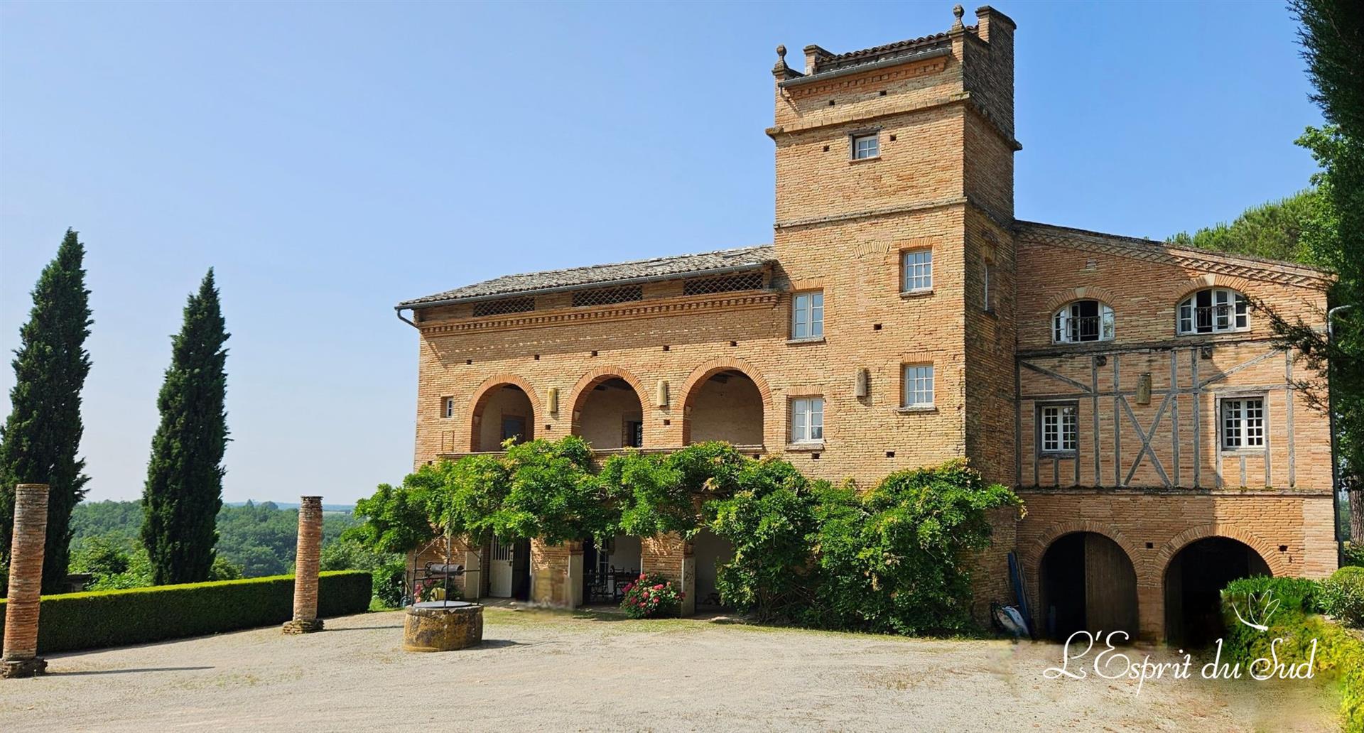 A unique property with Tuscan accents on approx 5ha