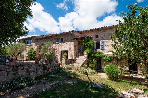 Comme un hameau, 3 maisons rénovées avec un goût exquis, une