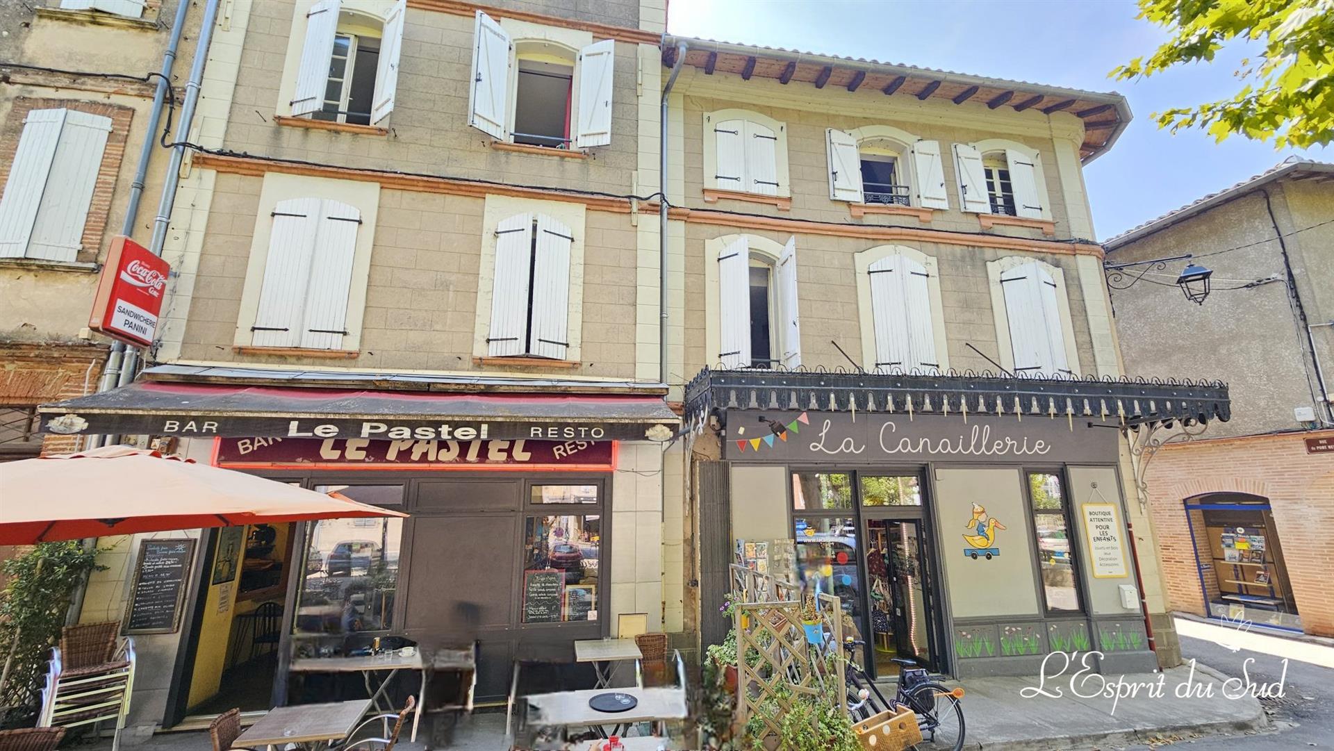 Real estate complex 9 dwellings and 2 shops, all rented