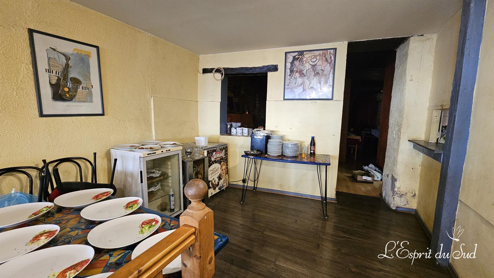 Real estate complex 9 dwellings and 2 shops, all rented