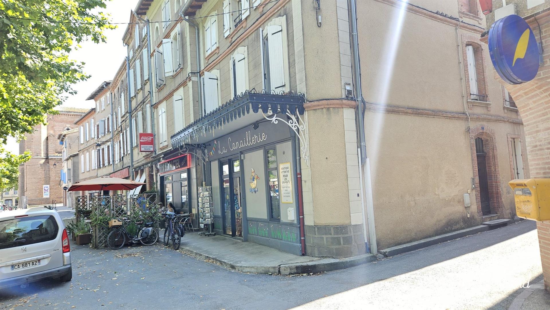 Real estate complex 9 dwellings and 2 shops, all rented