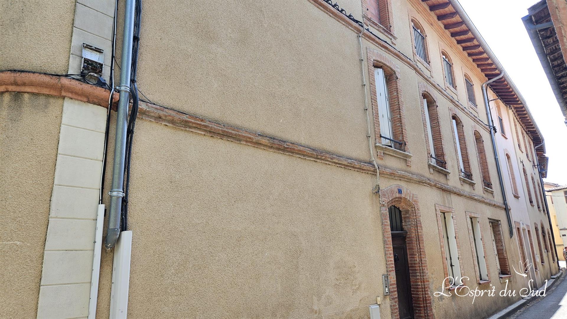 Real estate complex 9 dwellings and 2 shops, all rented