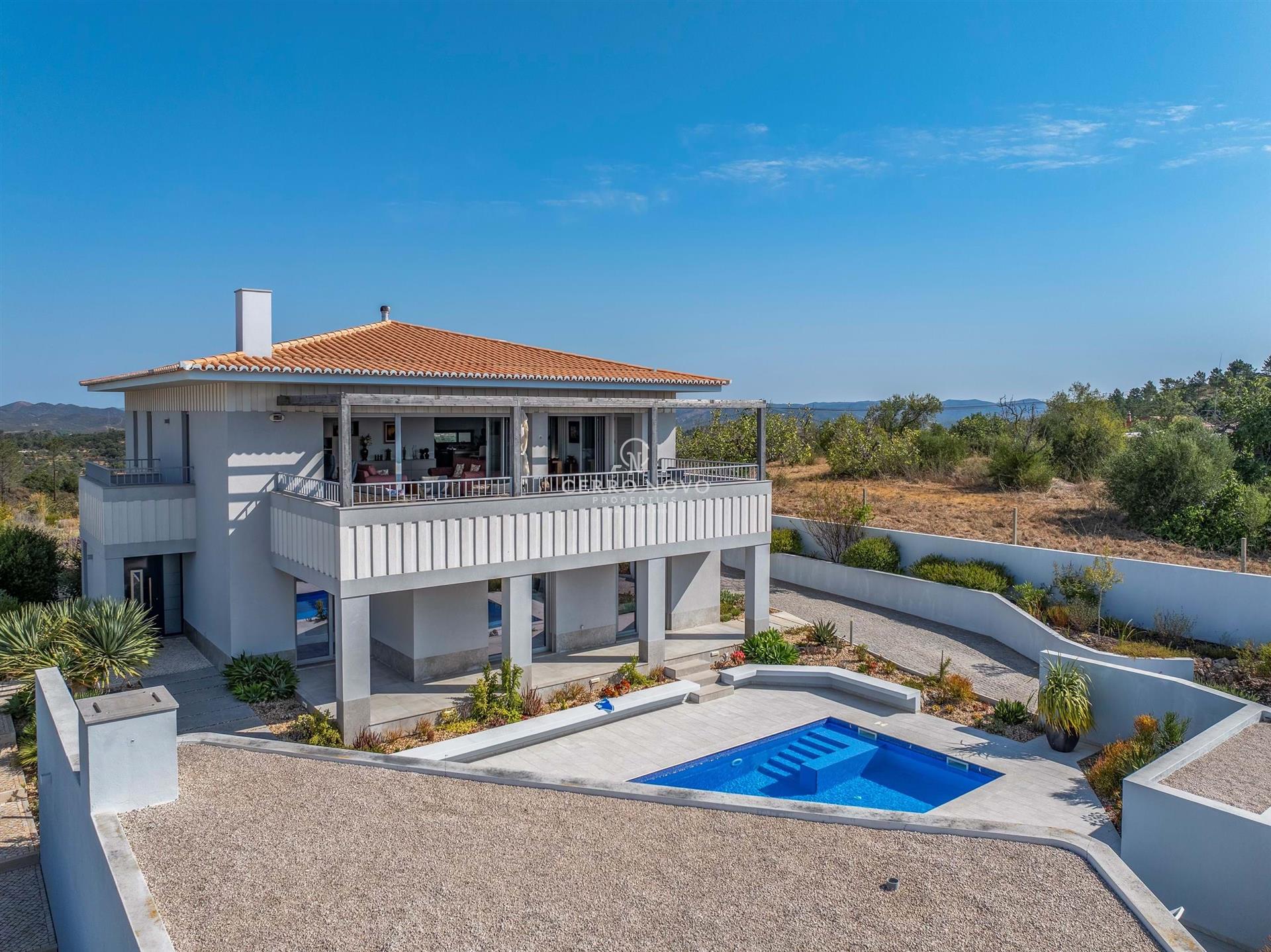 Superbe villa contemporaine avec vue panoramique sur l’Algarve jusqu’à la mer