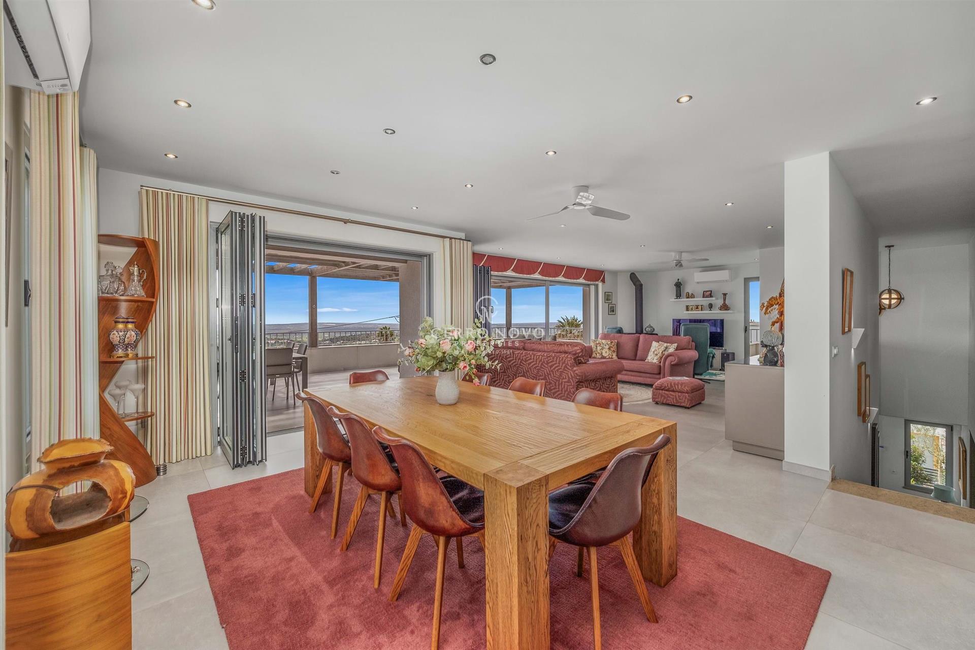 Superbe villa contemporaine avec vue panoramique sur l’Algarve jusqu’à la mer