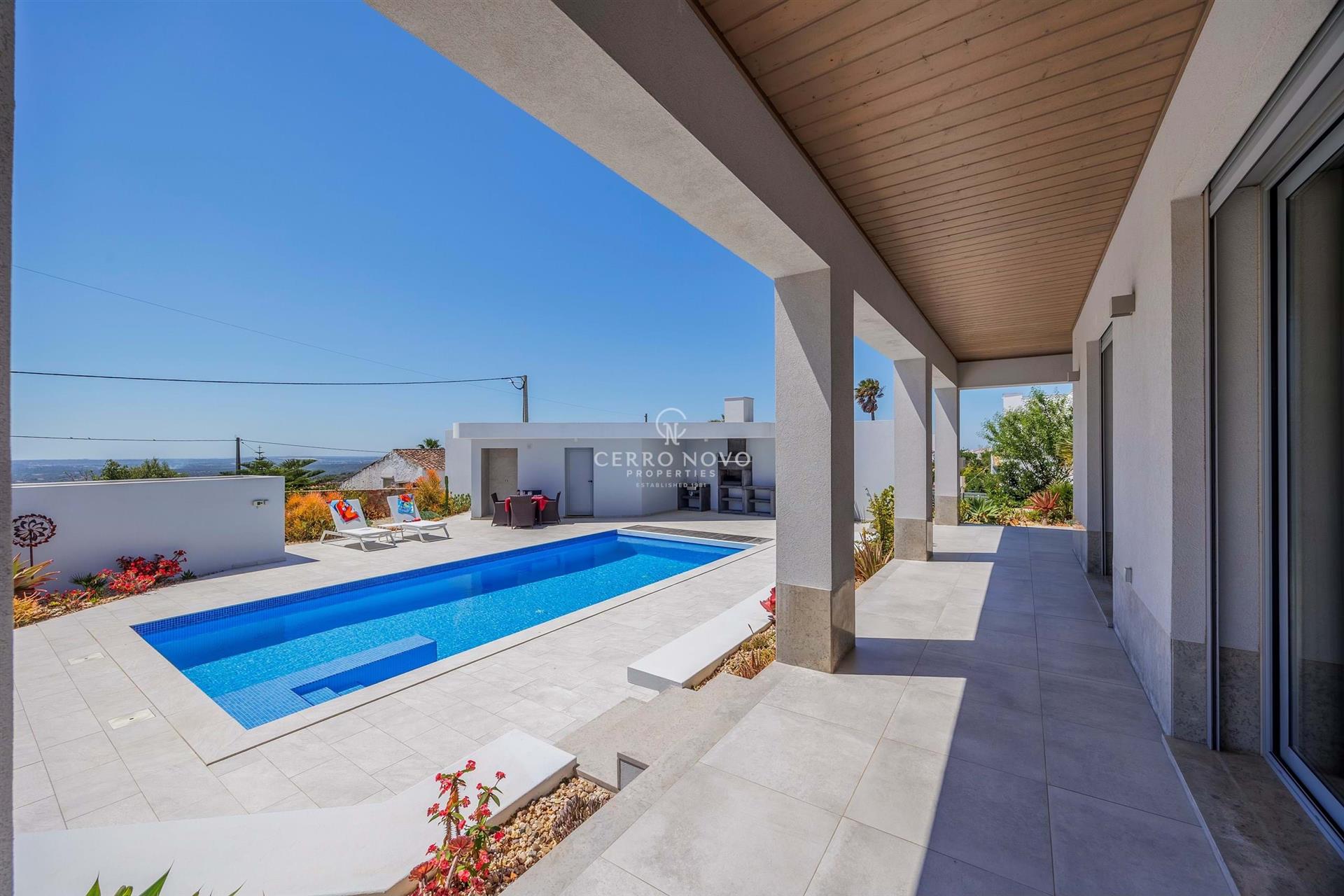Superbe villa contemporaine avec vue panoramique sur l’Algarve jusqu’à la mer
