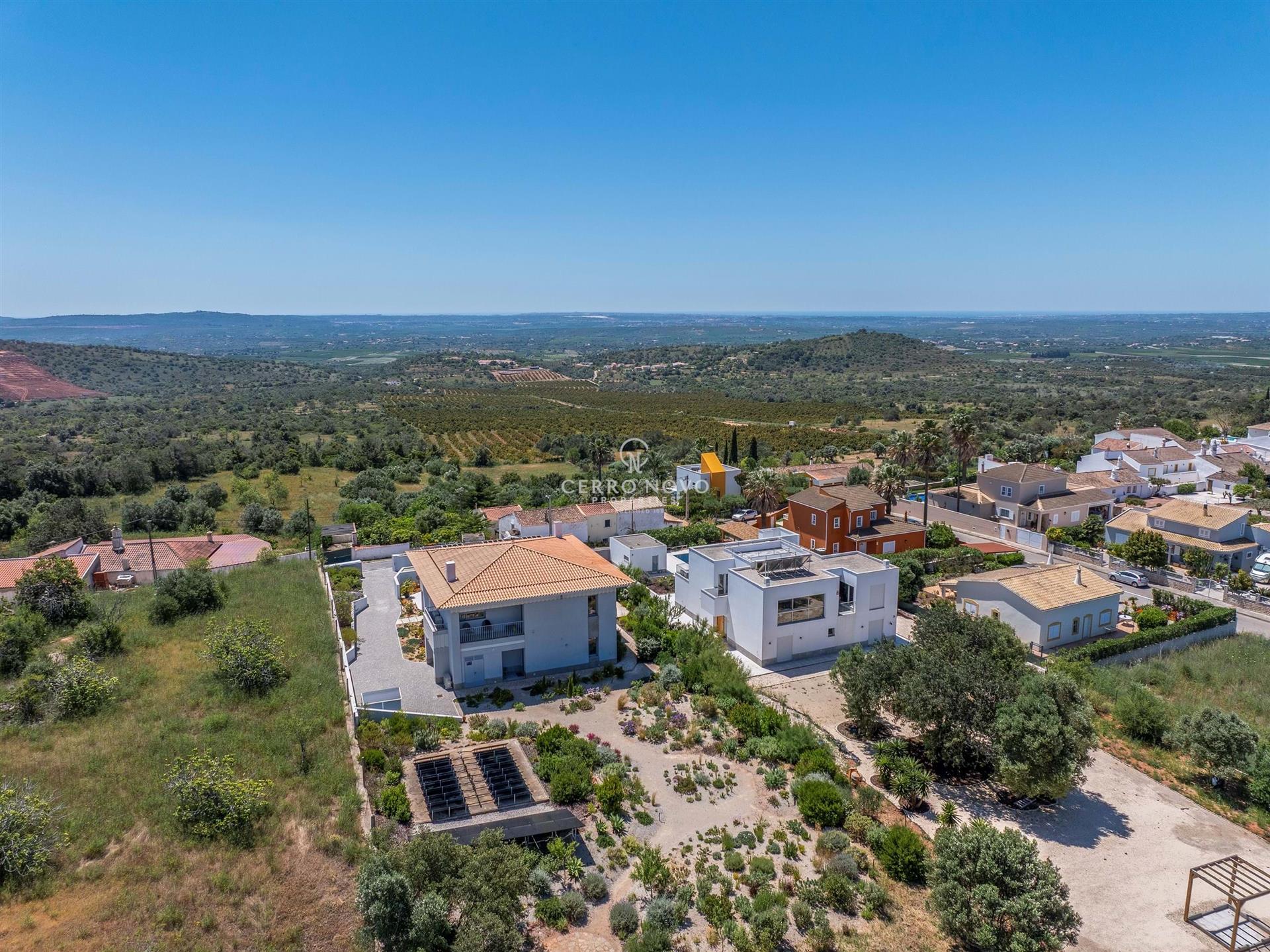 Superbe villa contemporaine avec vue panoramique sur l’Algarve jusqu’à la mer