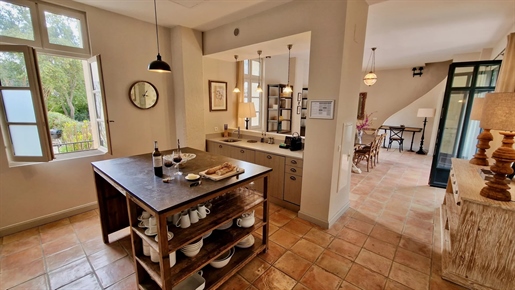 3 bed, 2 bath house with private garden and roof terrace on luxury wine estate