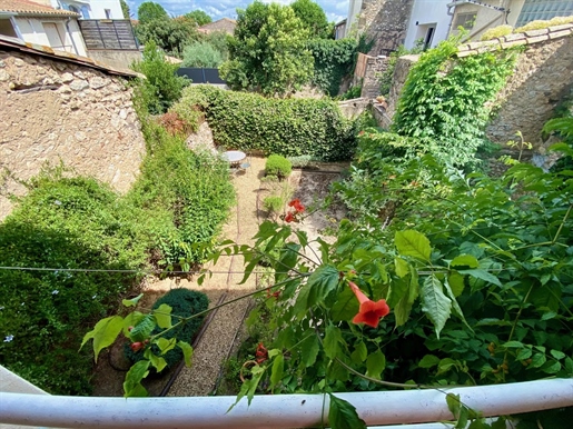 Maison de village avec terrasse, jardin et garage