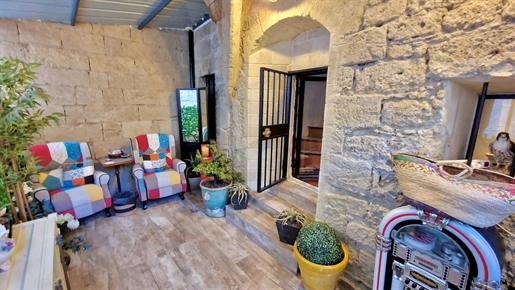 Beautifully presented 3 bedroom townhouse with terrace in the centre of Pezenas