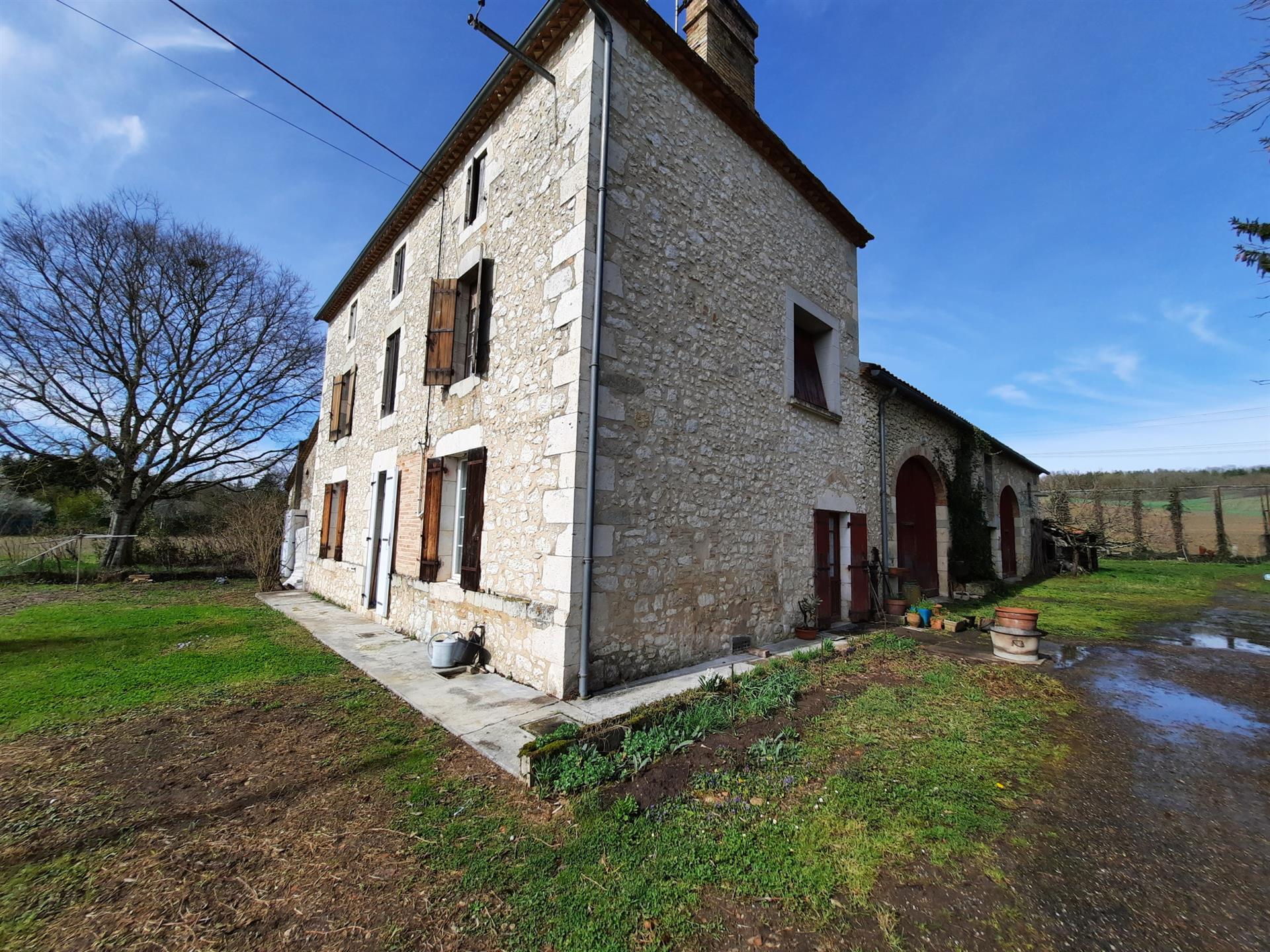 Country house with 620 m2 of outbuildings on 1.5 hectares