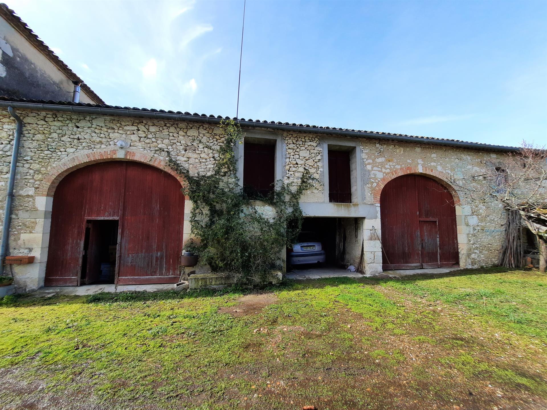Country house with 620 m2 of outbuildings on 1.5 hectares