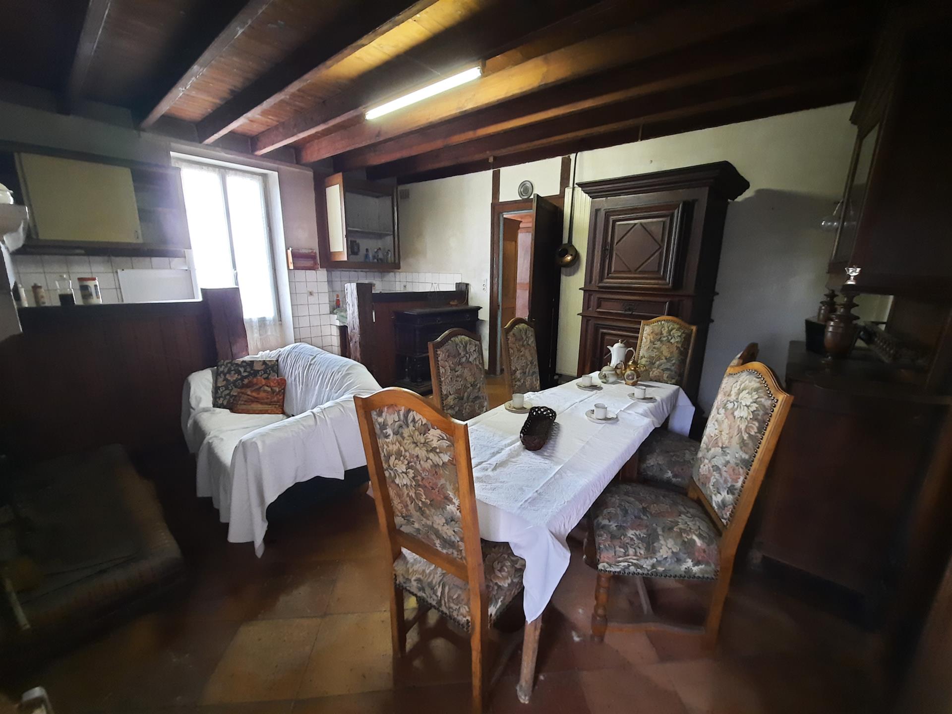 Country house with 620 m2 of outbuildings on 1.5 hectares