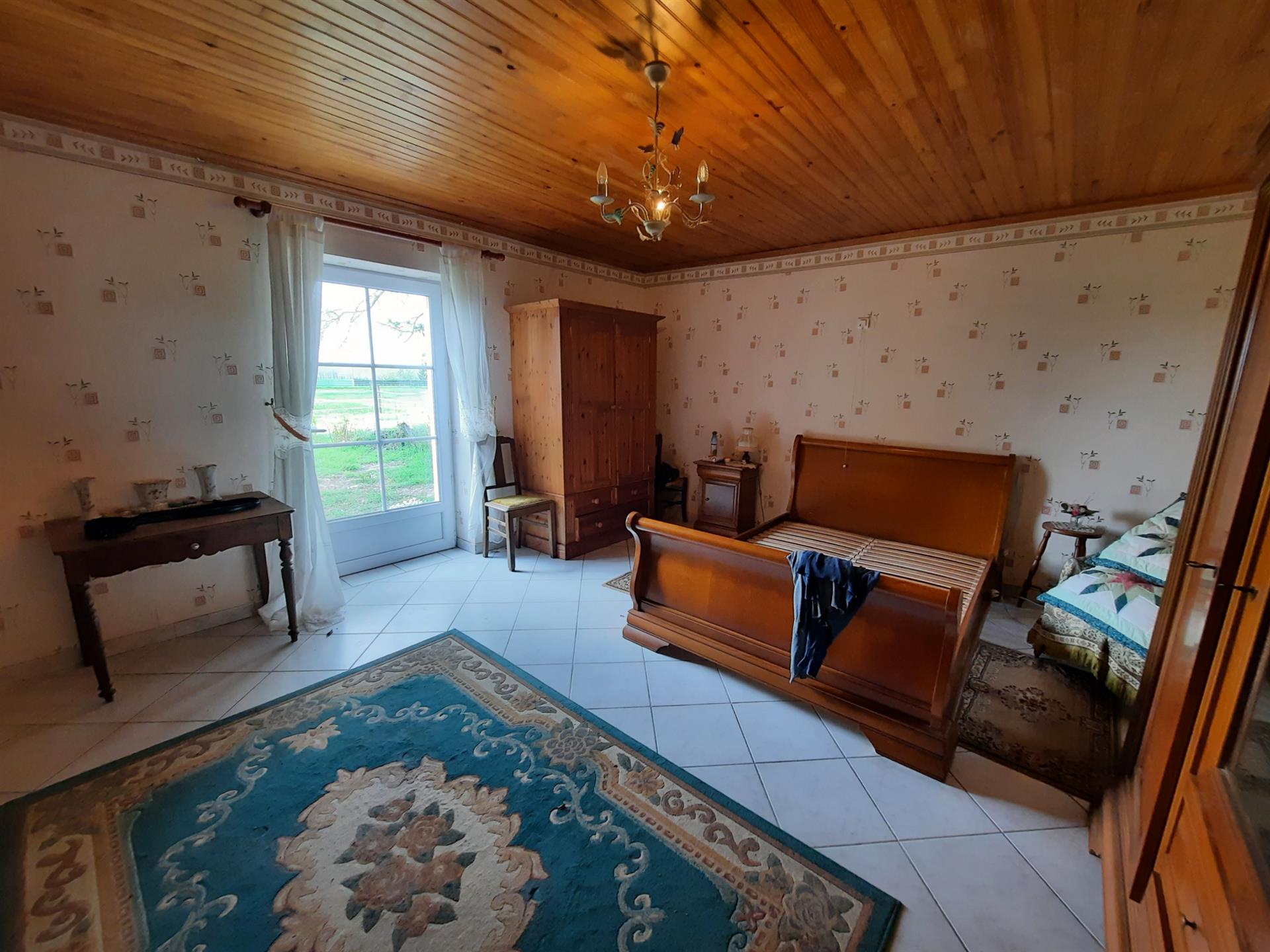 Country house with 620 m2 of outbuildings on 1.5 hectares