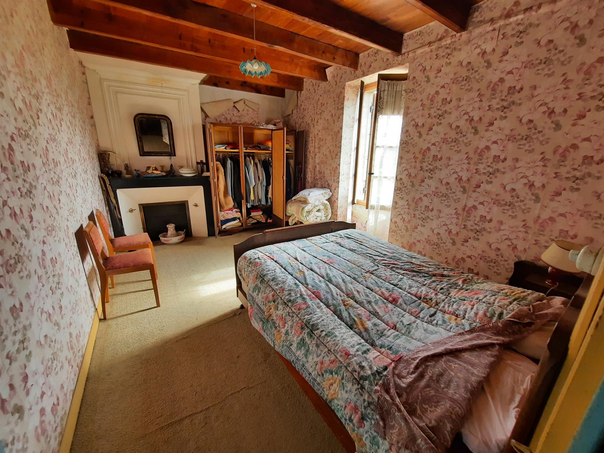 Country house with 620 m2 of outbuildings on 1.5 hectares