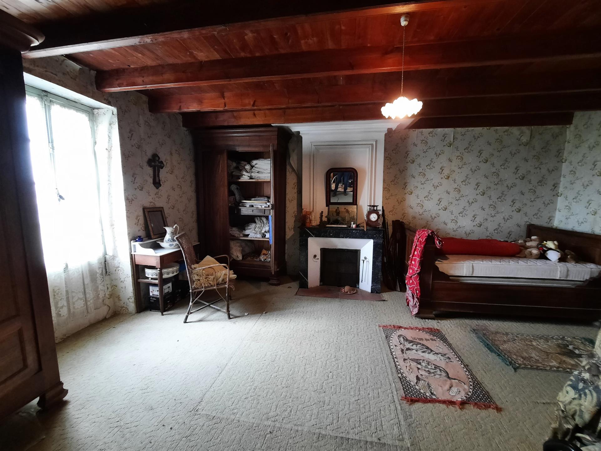 Country house with 620 m2 of outbuildings on 1.5 hectares