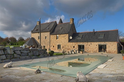 Реновирано имение от 17-ти век с басейн и езерце в сърцето на парк от 3 хектара