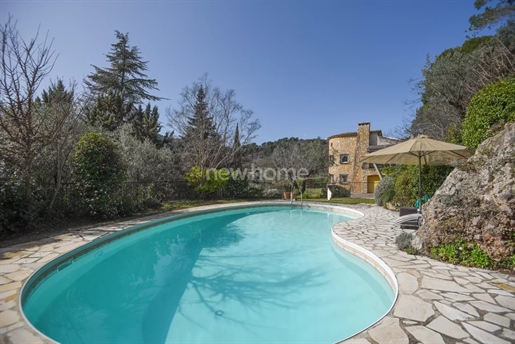 Spacious villa with pool and panoramic view
