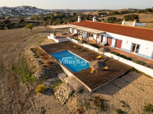 Vila com piscina, 5 quartos e 10.45 hectares de terra em Ourique, Alentejo.