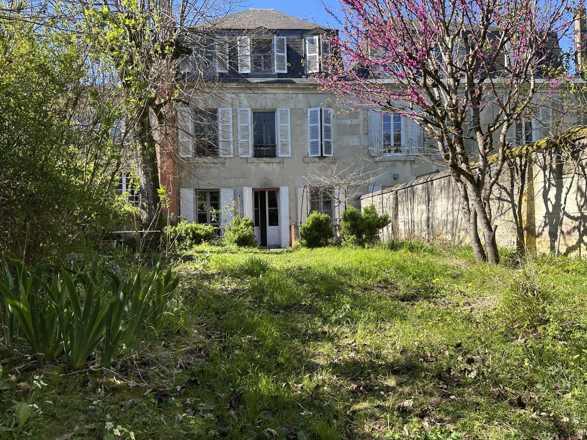 Rue de Metz, nineteenth-century house of 239m2 to renovate.