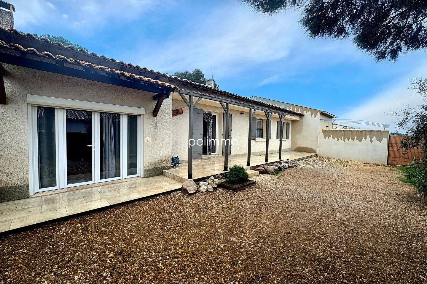 Maison à louer, 78m², Aureille
