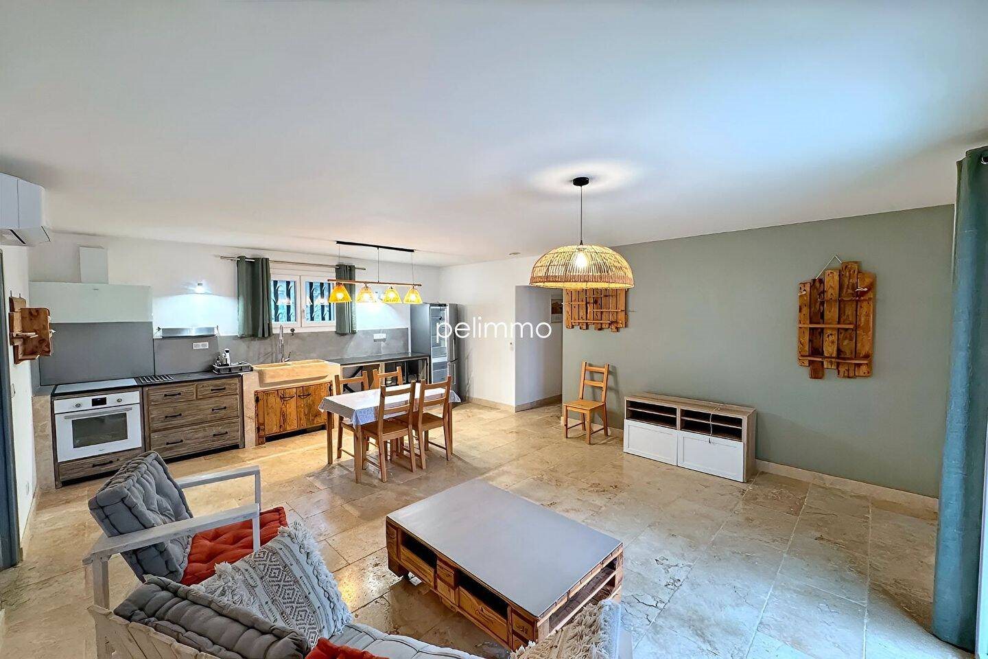 Maison à louer, 78m², Aureille