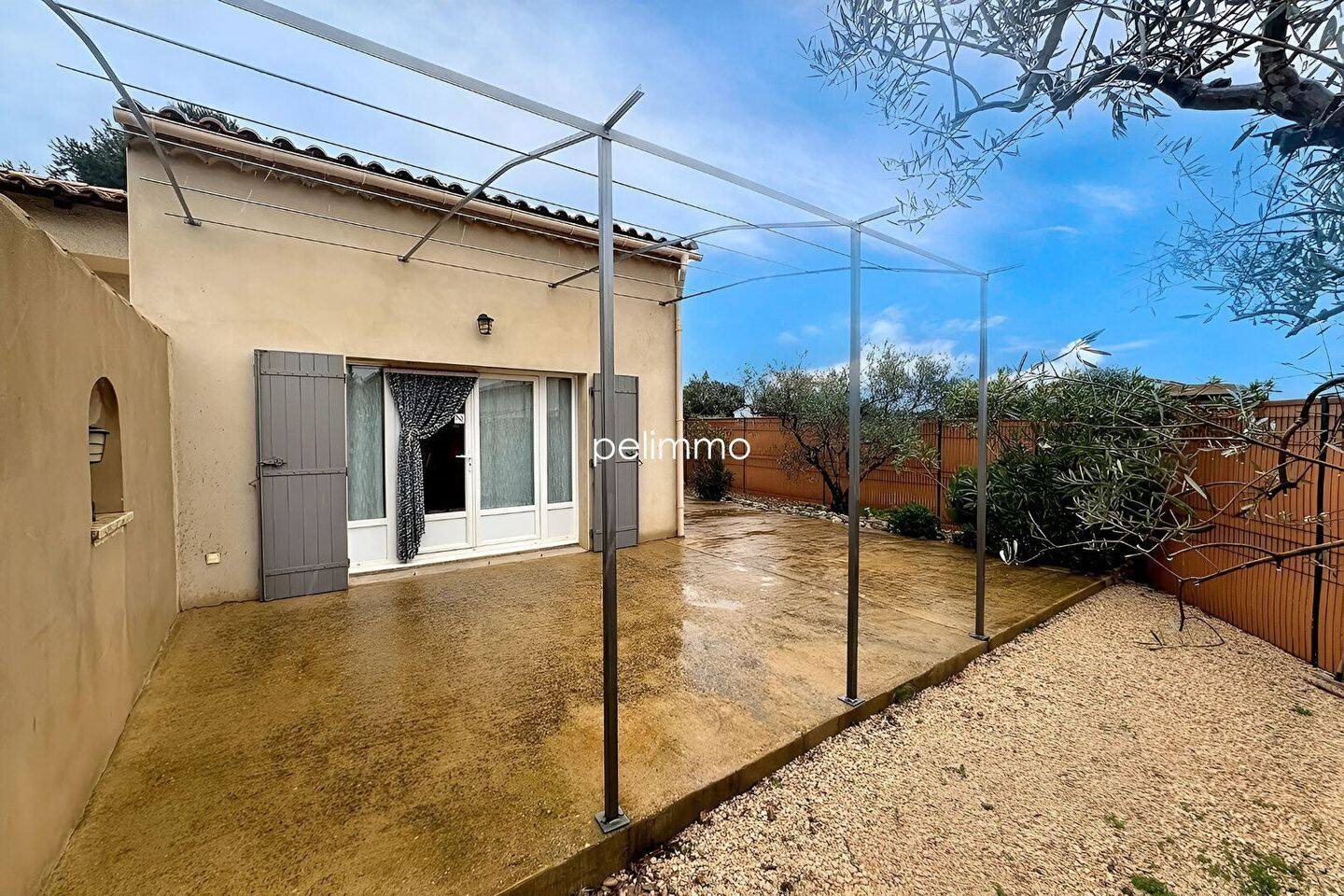 Maison à louer, 58m², Aureille