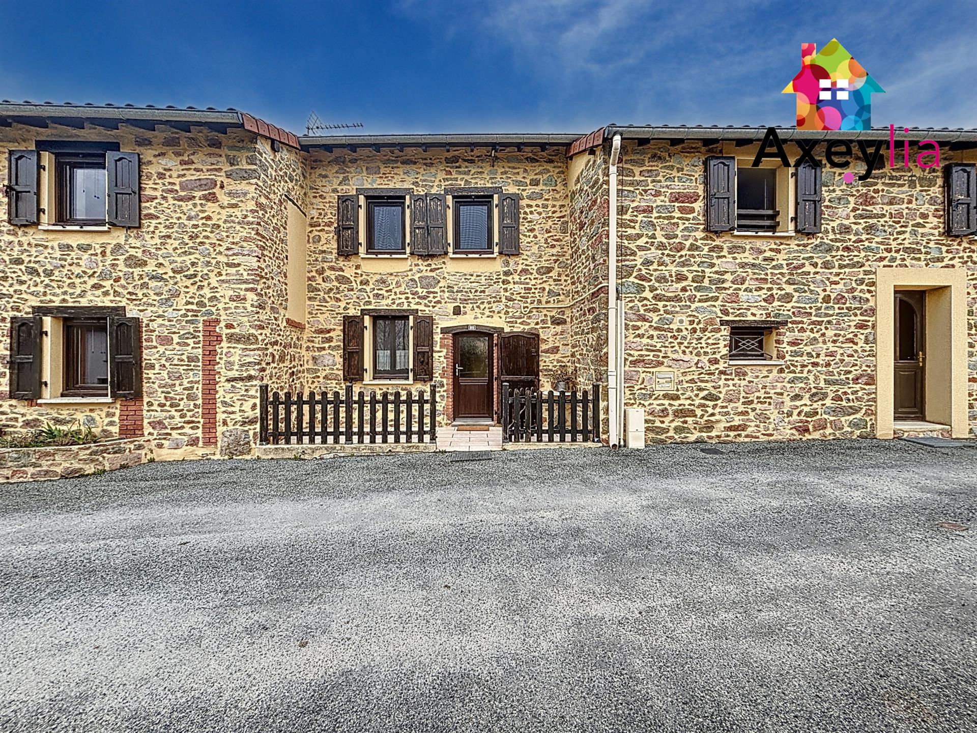 A Vendre - Secteur Saint-Germain-Laval - Charmante Maison En Pierres, 4 Chambres, Terrain Et Piscine