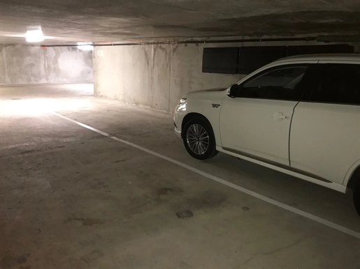 Geräumiger, sicherer Parkplatz im Untergeschoss
