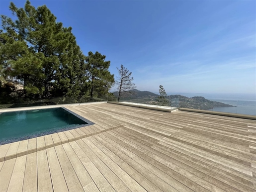 New villa of around 300 m² with sea view