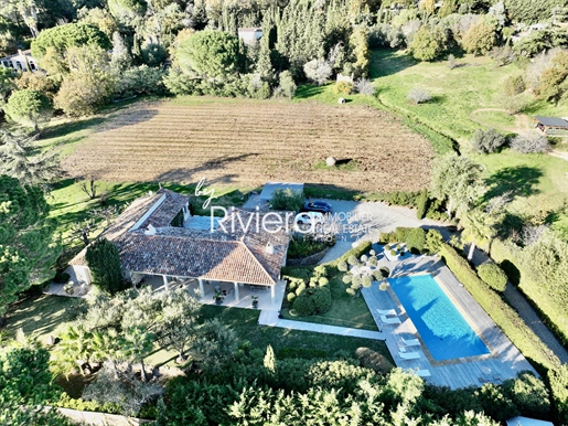 Single storey property near the village of Grimaud and Castle view