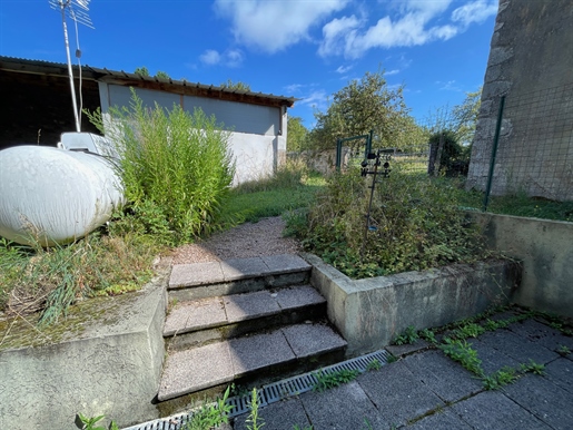Auv 1159: House to renovate with outbuilding and small courtyard, peaceful location.