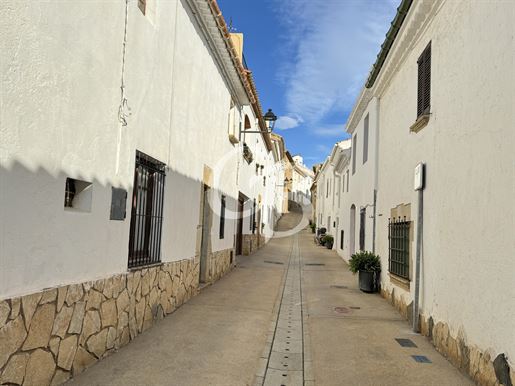 Nice Townhouse With Garden Located In Begur Center