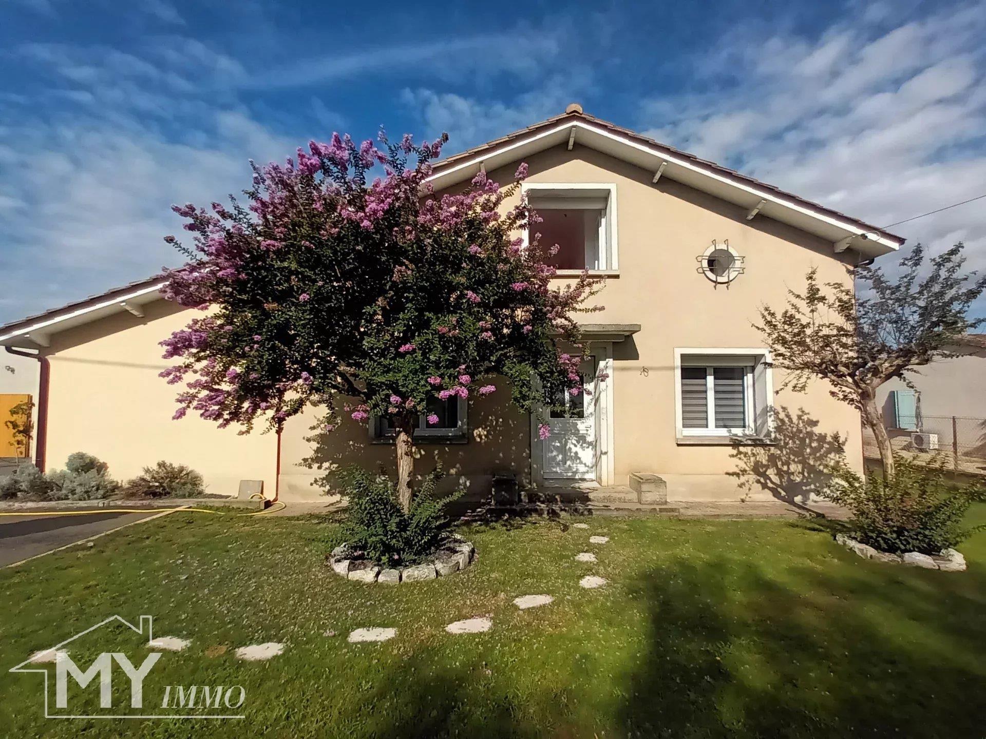 Belle maison en pierre 168 m², village avec écoles, terrain clôturé et garage