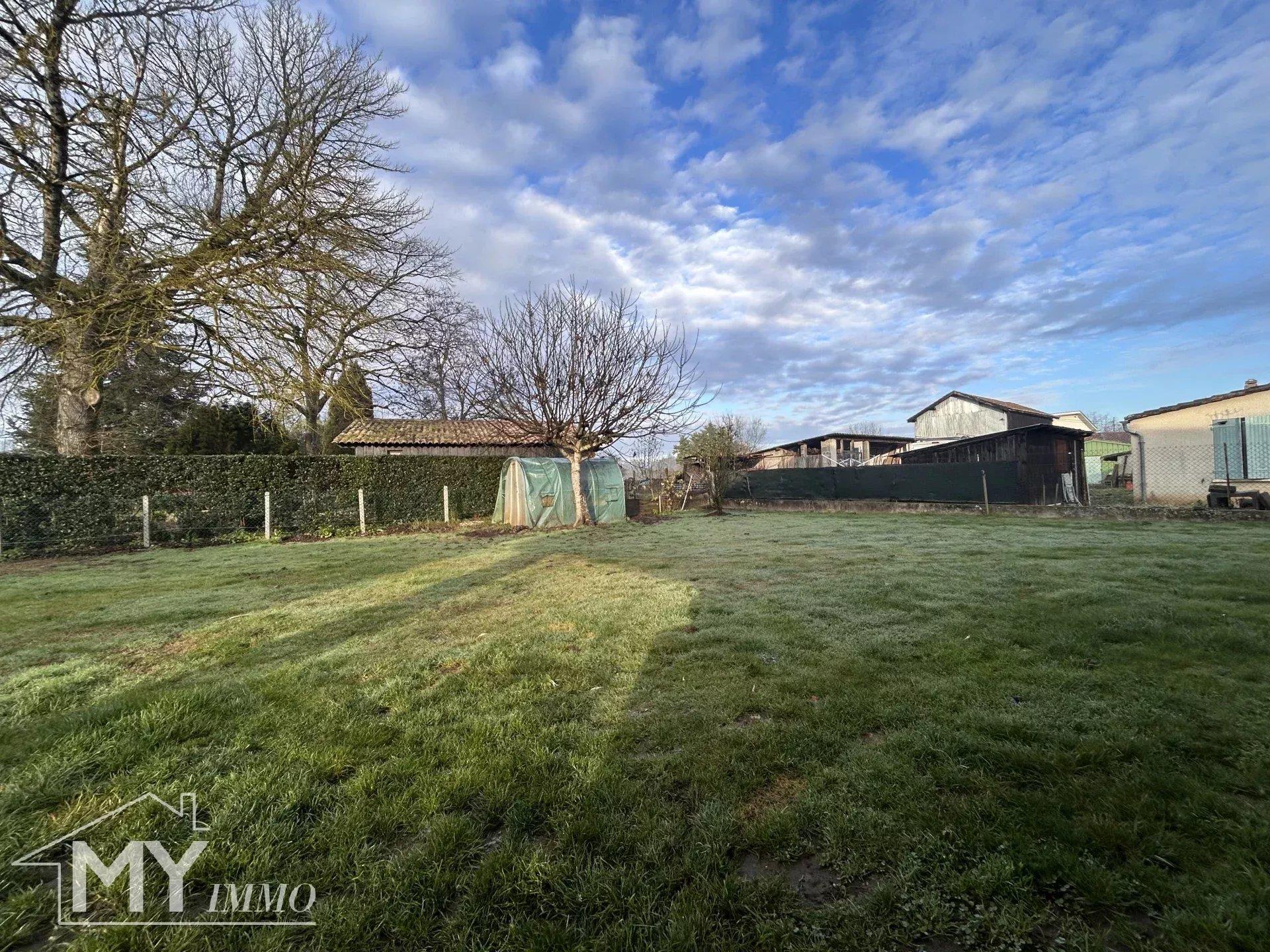Belle maison en pierre 168 m², village avec écoles, terrain clôturé et garage