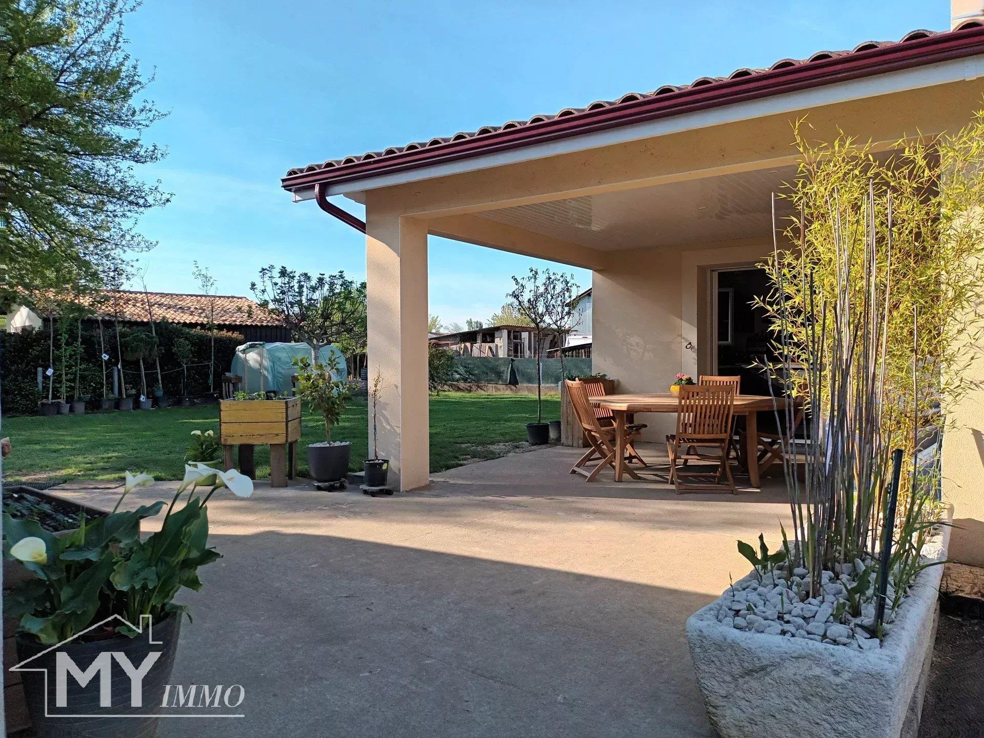Belle maison en pierre 168 m², village avec écoles, terrain clôturé et garage