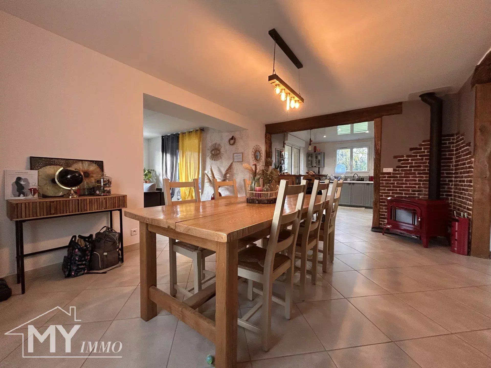 Belle maison en pierre 168 m², village avec écoles, terrain clôturé et garage
