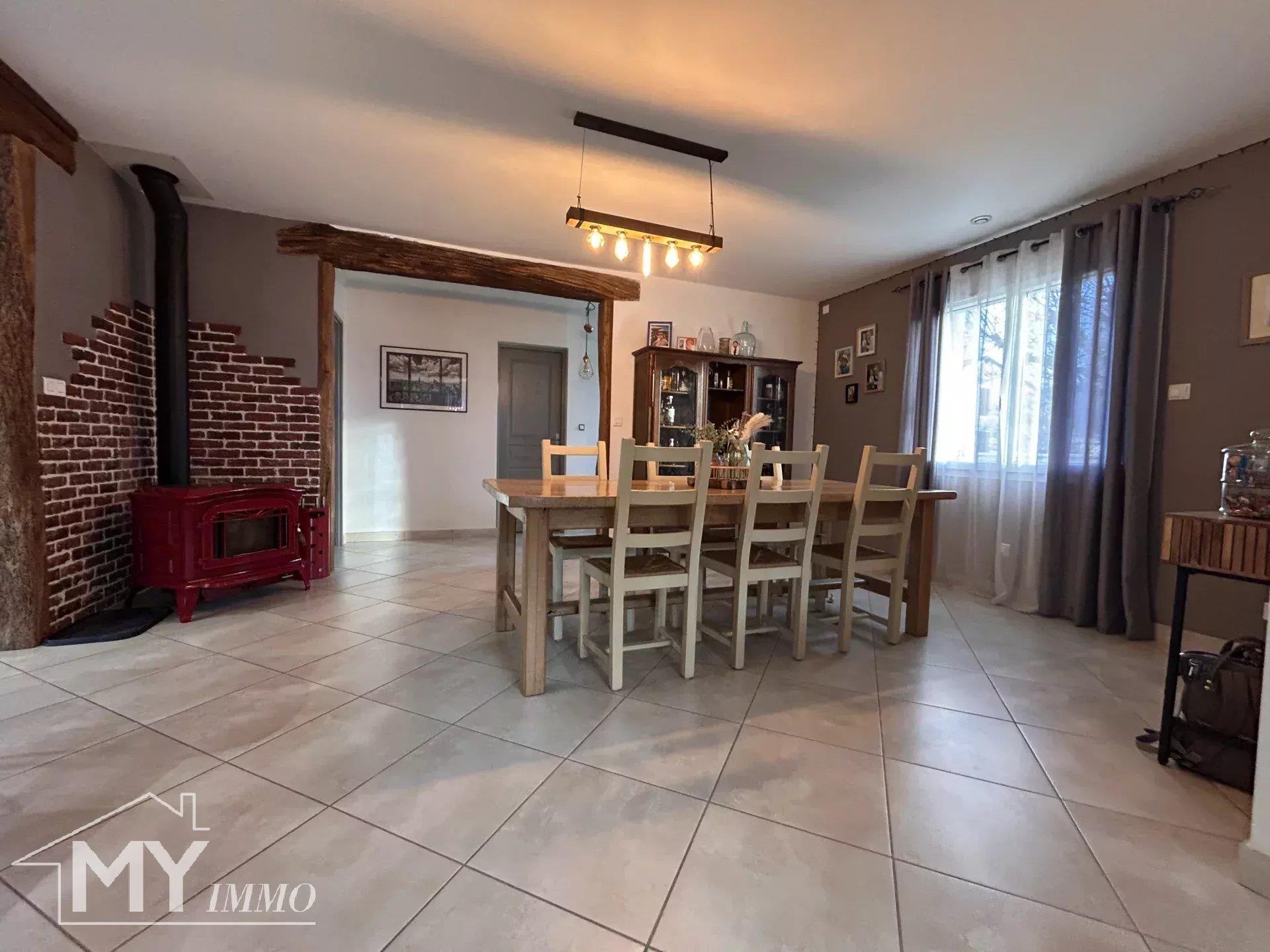 Belle maison en pierre 168 m², village avec écoles, terrain clôturé et garage